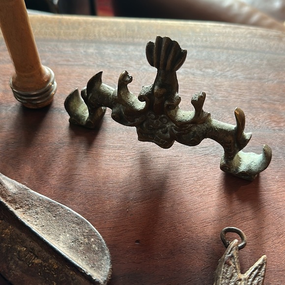 6 antiques. Child shoe molds, calligraphy pen holder, thread spools & a weight - Picture 3 of 11